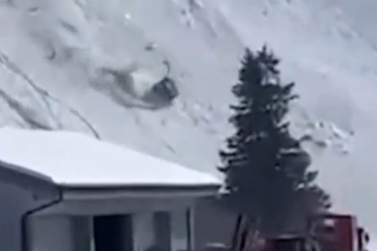 Gondola pala na skijalištu u Švicarskoj. Jedna osoba poginula